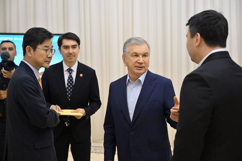 김복환 KIND 사장은 5월 1일 우즈벡 우르겐치에서 샤브카트 미로모노비치 미르지요예프 우즈벡 대통령을 예방하여, 우즈벡 인프라 투자개발사업 확대방안을 협의하였음