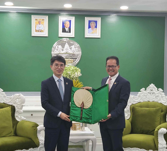 캄보디아 환경부 장관과 양자면담 후 선물교환