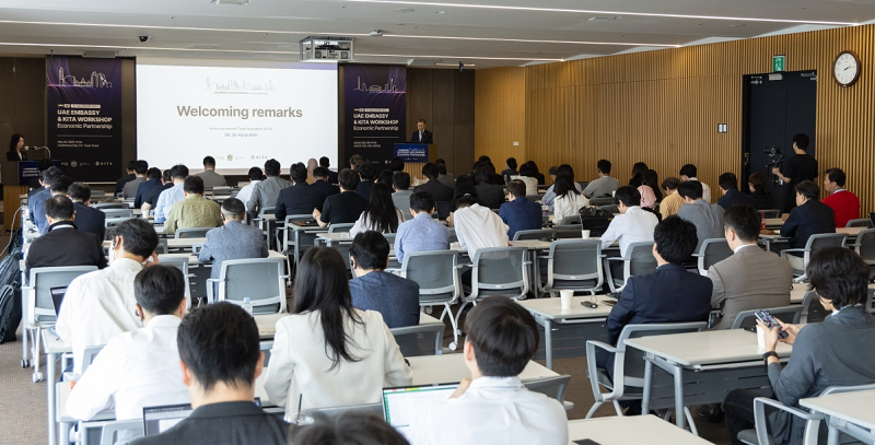 세미나장 전경 (발표 PPT 화면 내용: Welcoming remarks)