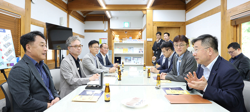 강경성 KOTRA 사장은 4일 경주를 방문해 APEC 2025 연계 경제행사 준비 현장을 점검했다. 강경성 KOTRA 사장(오른쪽 줄 첫 번째)이 김상철 APEC 준비지원단장(왼쪽 줄 첫 번째)과 이야기를 나누고 있다.