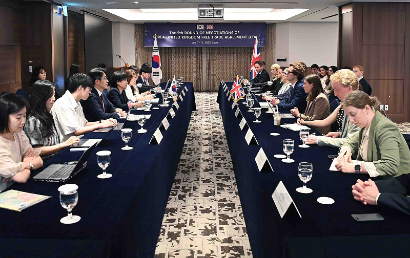 2025. 7. 7(월) 09:00 서울 소공동 롯데호텔에서 양국 정부대표단은 서비스, 투자, 디지털무역, 원산지, 정부조달 등 16개 분과에서 세부 협상을 논의하였다.