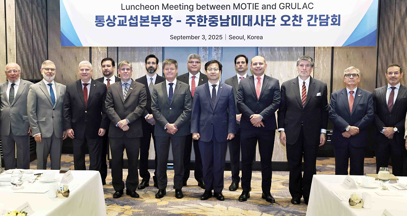 여한구 산업통상자원부 통상교섭본부장은 2025. 9. 3.(수) 12:00 서울 종로구 포시즌스호텔 누리볼룸에서 칠레·멕시코·브라질·아르헨티나·페루 등 중남미 18개국 대사들로 구성된 주한중남미대사단이 참석한 가운데 열린 「주한중남미대사단 간담회」를 주재하고, 인사말을 한 후 글로벌 통상환경에 대한 의견을 교환하고 한-중남미 간 경제·통상협력 강화방안 등을 논의하였다.