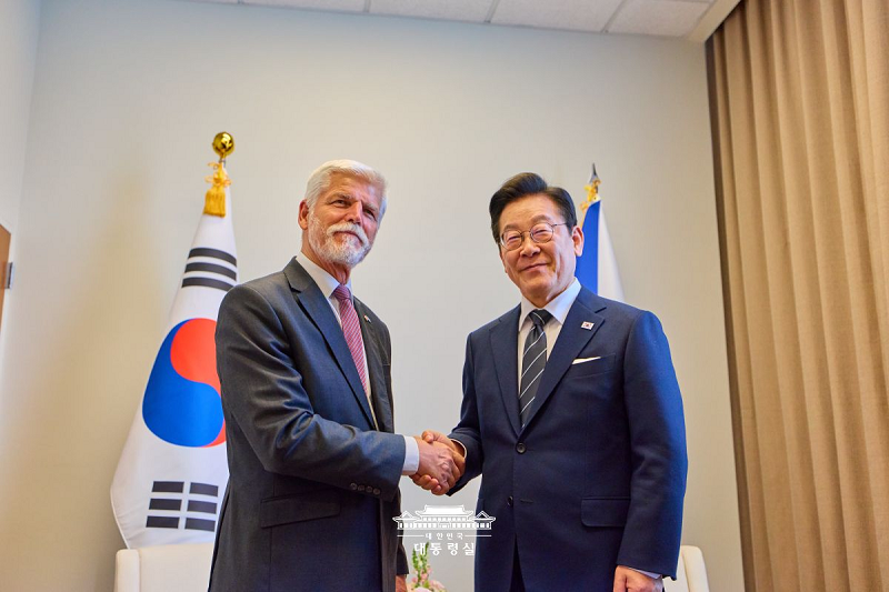 페트르 파벨 체코 대통령과 악수하는 이재명 대통령