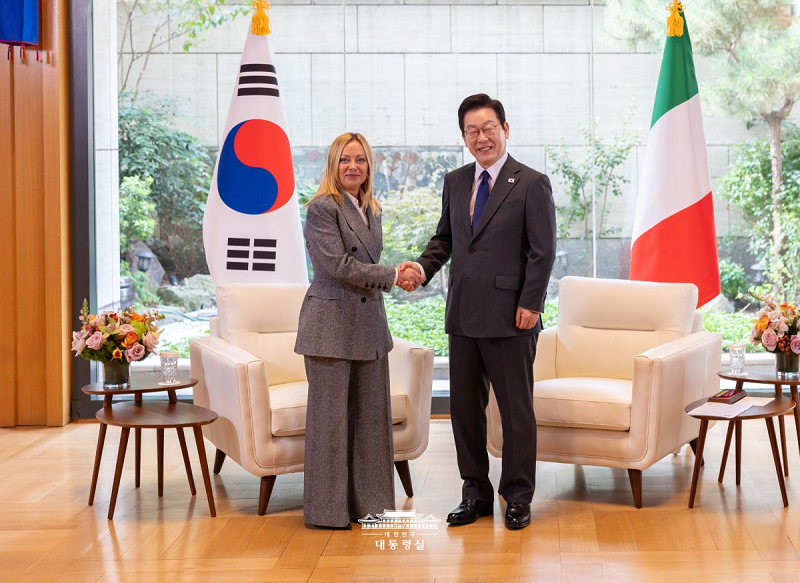 멜로니 이탈리아 총리와 뉴욕에서 취임 후 처음으로 정상회담을 진행했습니다