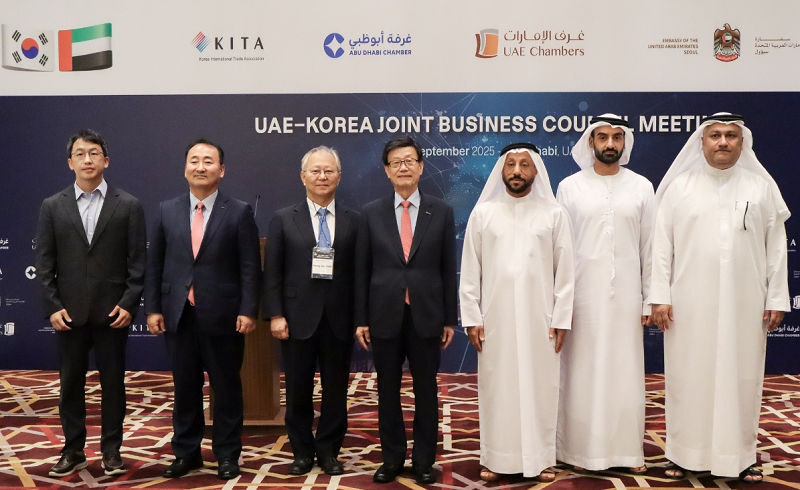 ‘한-UAE 경협위’ 발족식은 22일(월) 아부다비 릭소스 마리나 호텔에서 윤진식 한국무역협회 회장, 압달라 술탄 알 오와이스(Abdallah Sultan Al Owais) UAE 연방상공회의소 부회장 겸 샤르자 상공회의소 회장을 비롯하여 양국 기업인 60여 명이 참석한 가운데 진행됐다.