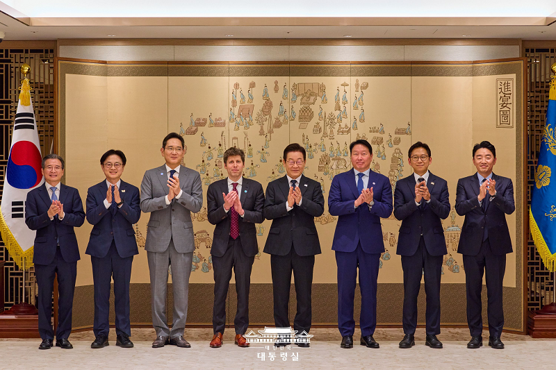 김용범 정책실장, 김정관 산업부 장관, 이재용 삼성전자 회장, 샘 올트먼 오픈AI CEO, 이재명 대통령, 최태원 SK그룹 회장, 배경훈 과기부 장관, 강훈식 비서실장