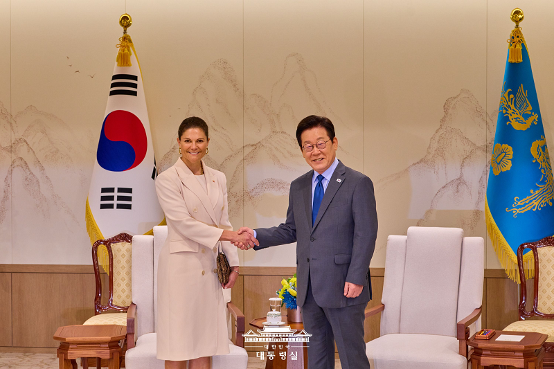 스웨덴 빅토리아 왕세녀와 악수하는 이재명 대통령