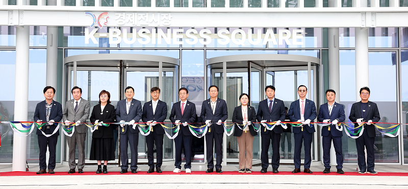코트라는 경상북도, 경주시와 협력해 20일부터 APEC 경제전시장 ‘K-비즈니스 스퀘어(K-Business Square)’를 5주간 운영한다. 21일 열린 개관식에서 주요 인사들이 기념사진을 찍고 있다. (왼쪽 세 번째부터 양금희 경상북도 경제부지사, 주낙영 경주시장, 이정훈 코트라 부사장 겸 디지털무역투자본부장, 이철우 경북도지사)