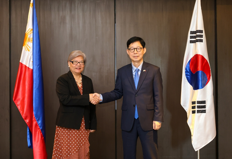 박윤주 차관과 악수하는 헬렌 델라베가 정책차관