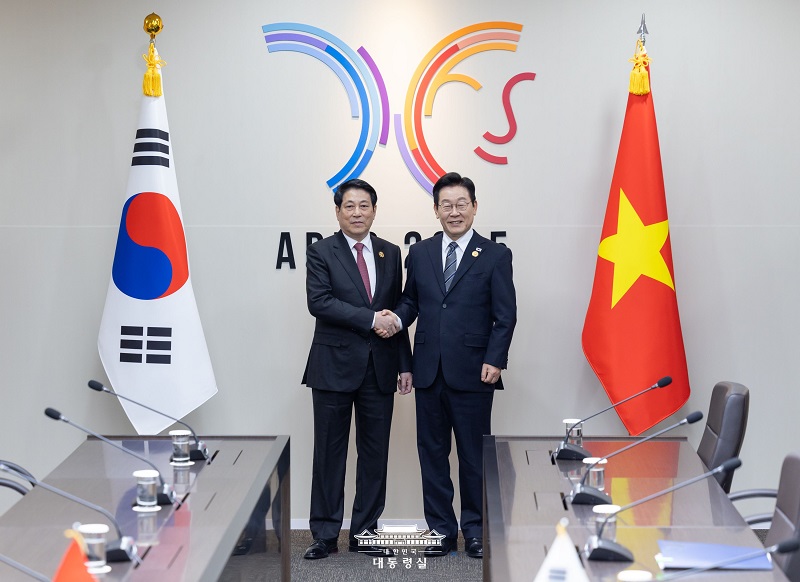 베트남 국가주석과 악수하는 이재명 대통령