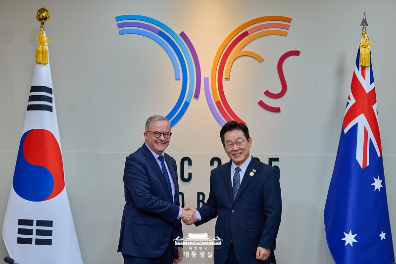 호주 총리와 악수하는 이재명 대통령