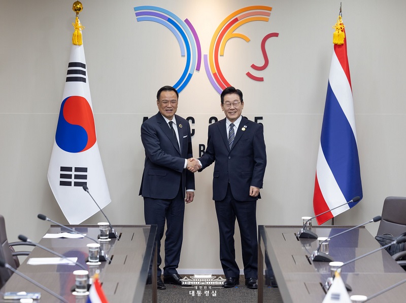 대국 총리와 악수하는 이재명 대통령