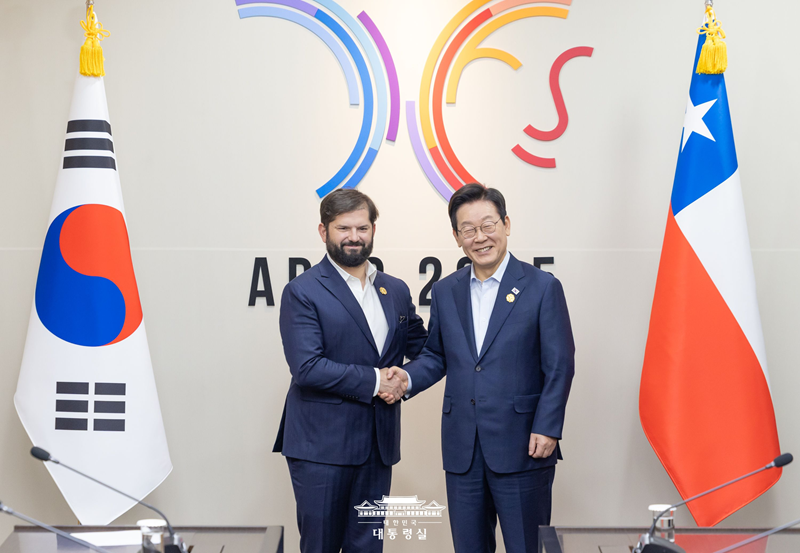 칠레 대통령과 악수하는 이재명 대통령