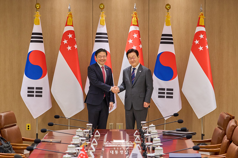 싱가포르 대통령과 악수하는 이재명 대통령