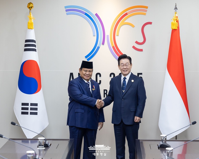 인도네시아 대통령과 악수하는 이재명 대통령