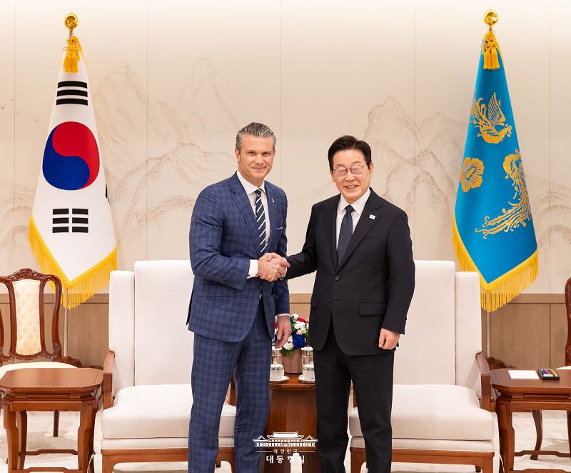 미국 정쟁부 장관과 악수하는 이재명 대통령