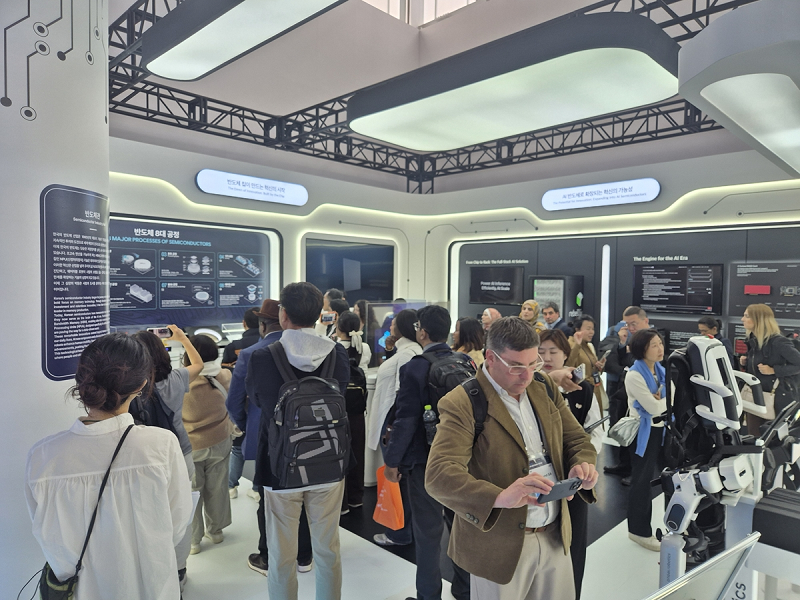 경주 APEC 경제전시장 내 마련된 한류첨단미래산업관의 모습