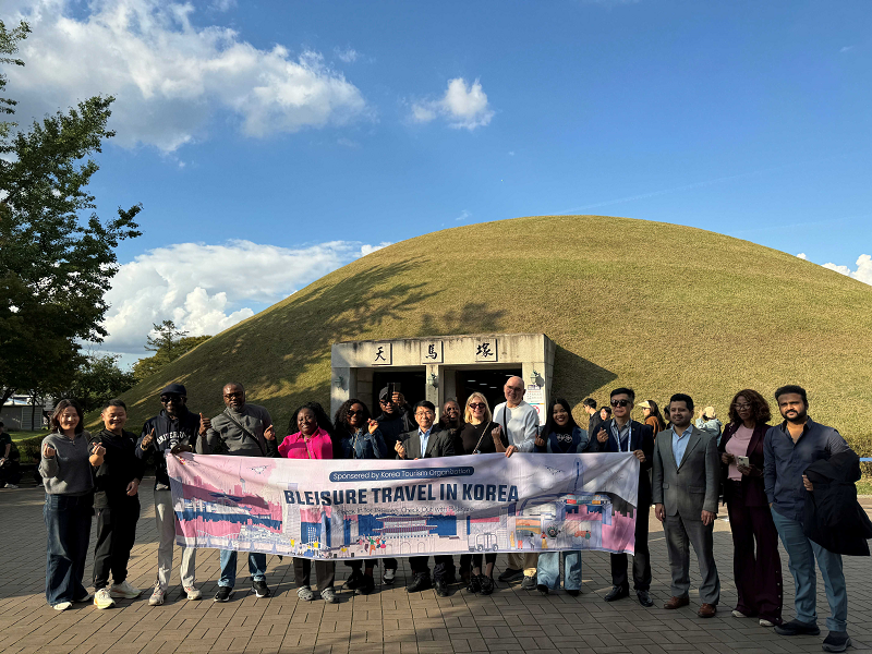 「2025 수출 붐업코리아 위크」블레저(Bleisure) 프로그램으로 경주 천마총을 방문한 해외 바이어들이 기념촬영을 하고 있다.
