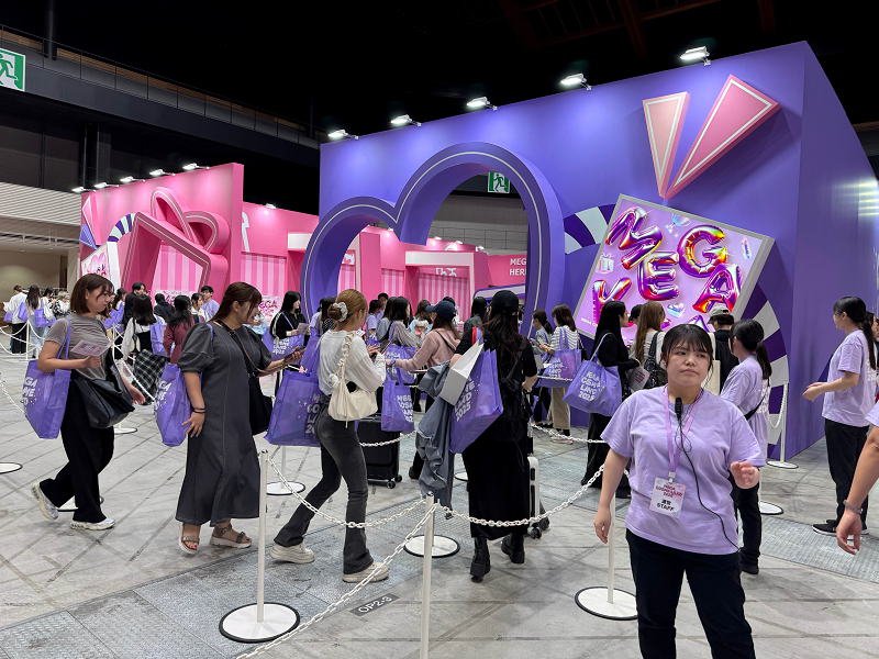 코트라는 11월 13일부터 5일간 도쿄 오모테산도 캣스트리트에서 ‘큐텐재팬 파워셀러 육성사업 연계 팝업스토어 위크’를 개최한다. 지난 10월 코트라와 큐텐재팬이 공동 개최한 현지 인플루언서 초청 ‘메가코스메’ 행사장의 모습