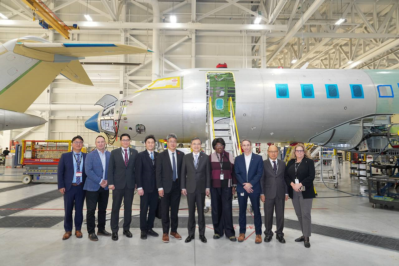 항공기 앞에서 단체 기념 촬영