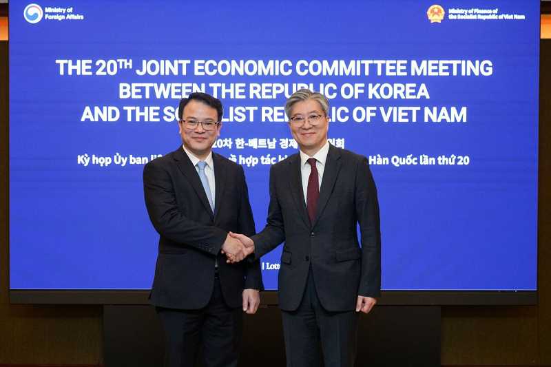 김희상 외교부 경제외교조정관과 쩐 꾸옥 프엉 베트남 재무부 차관이 악수하는 모습