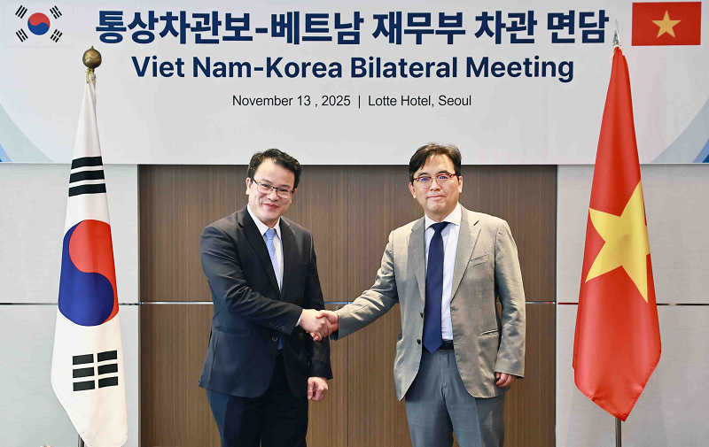 박정성 산업통상부 통상차관보와 쩐 꿕 프엉 베트남 재무부 차관이 악수하는 모습