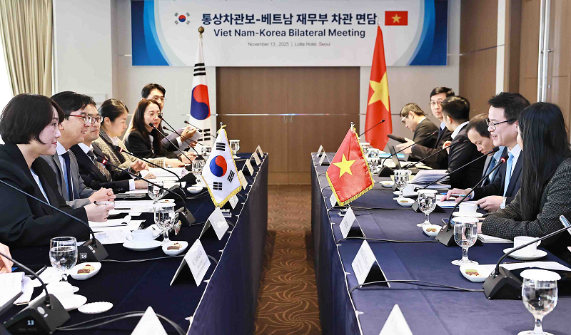 서울 소공동 롯데호텔에서 2025. 11. 13.(목) 15:30 한국 진출기업 애로해소 방안과 원전협력 등 실질적인 경제 협력방안을 논의하였다