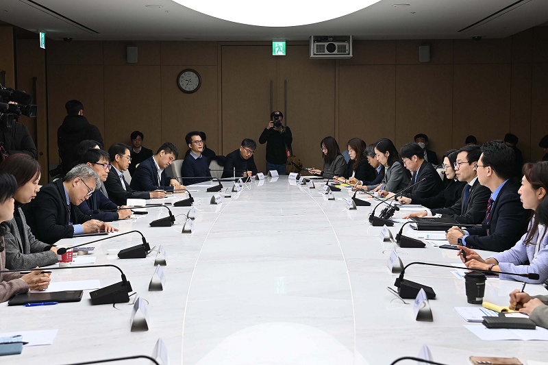 여한구 산업통상부 통상교섭본부장은 2025. 11. 17.(월) 09:30 서울 중구 대한상공회의소에서 기획재정부, 외교부, 국토교통부 등 관계부처 위원회 위원 및 관계자 등이 참석한 가운데 열린 「제51차 통상추진위원회」를 주재하고, 인사말을 한 후 한-미 정상회담 공동 설명자료(Joint Fact Sheet)에 포함된 통상 분야 합의사항의 후속조치 이행 방안을 논의하였다.