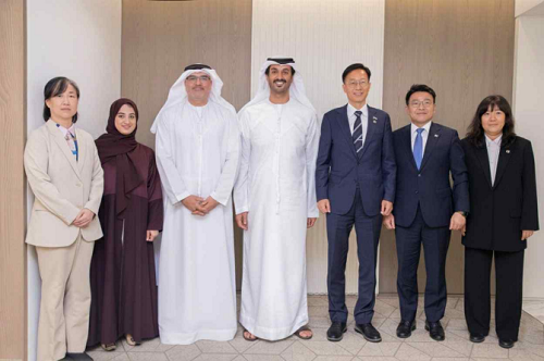 김용선 지식재산처장(왼쪽에서 5번째)과 압둘라 빈 투크 알 마리 (H.E. Mr. Abdulla bin Touq Al Marri) 아랍에미리트연합국(UAE) 경제관광부 장관(왼쪽에서 4번째)이 양자 회담을갖고 관계자들과 기념촬영을 하고 있다.