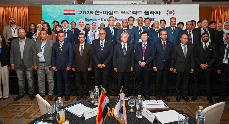 11월 5일 이집트 카이로에서 열린 ‘한-이집트 프로젝트 플라자’의 주요 참가자들이 기념촬영을 하고 있다.