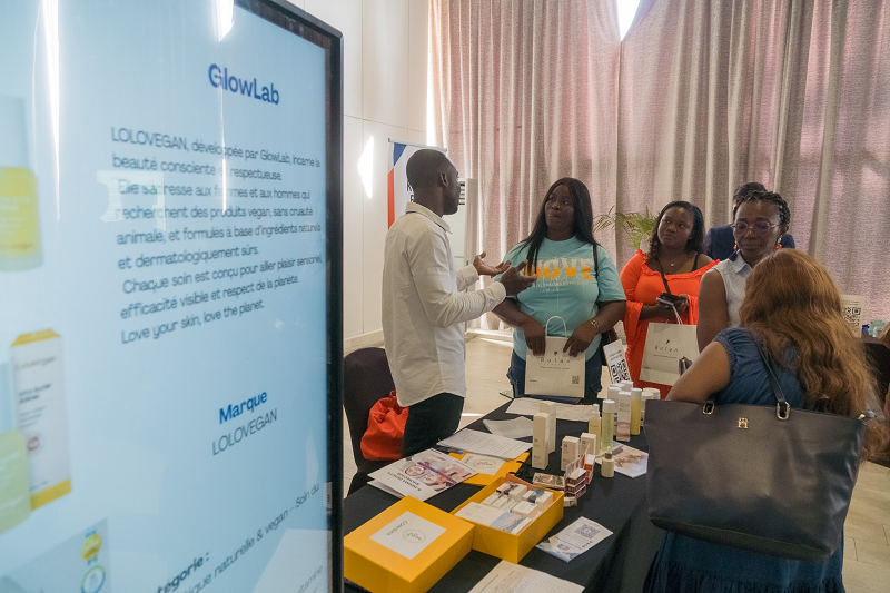 11월 14일 코트디부아르 아비장에서 열린 ‘코트디부아르 K-뷰티 컨퍼런스 및 쇼케이스’에서 현지 바이어들이 우리나라 K-뷰티 제품을 살펴보고 있다.