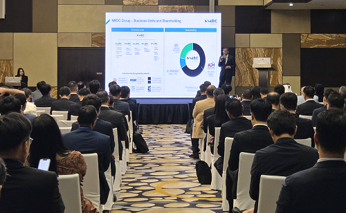 코트라는 20일 UAE 아부다비에서 ‘한-UAE AI·에너지 경제협력 플라자(포럼·상담회)’를 열었다. 비즈니스 포럼에서 라자쿠마르 라마찬드란 UAE 아부다비 국영해상준설기업(NMDC) 디렉터가 주요 에너지 프로젝트를 소개하고 있다.