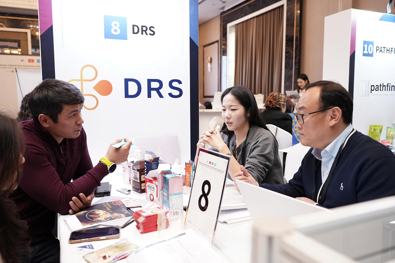 12월 4일부터 이틀간 키르기스스탄 비슈케크에서 개최된 ‘한-중앙아 소비재 경제협력 플라자’에서 참가 국내기업과 현지 바이어가 수출상담을 진행하고 있다.