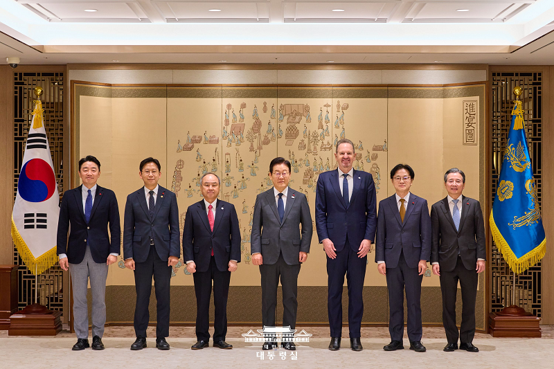 소프트뱅크 손정의, ARM 르네 하스 대표, 이재명 대통령 등 단체 기념 촬영