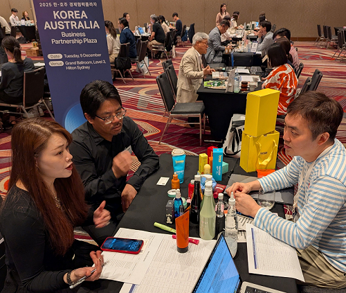 전략산업 비즈니스 상담회에서 우리 참가기업과 호주 바이어가 B2B 수출 상담을 진행하고 있다.