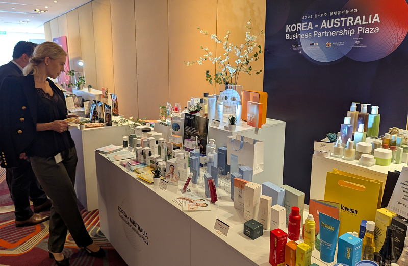 코트라는 9일 호주 시드니에서 ‘한-호주 경제협력 플라자’를 개최했다. 소비재 쇼케이스 전시에서 호주 바이어가 한국 상품을 둘러보고 있다.