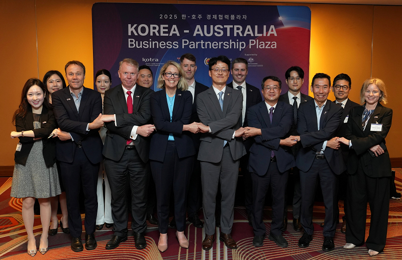 코트라는 9일 호주 시드니에서 ‘한-호주 경제협력 플라자’를 개최했다. 전략산업 비즈니스 상담회에서 우리 참가기업과 호주 바이어가 B2B 수출 상담을 진행하고 있다.
