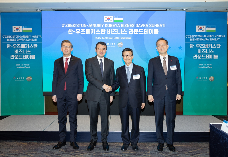 윤진식 한국무역협회 회장, 이형일 기획재정부 제1차관, 잠시드 호자예프 부총리 등 주요인사 기념촬영