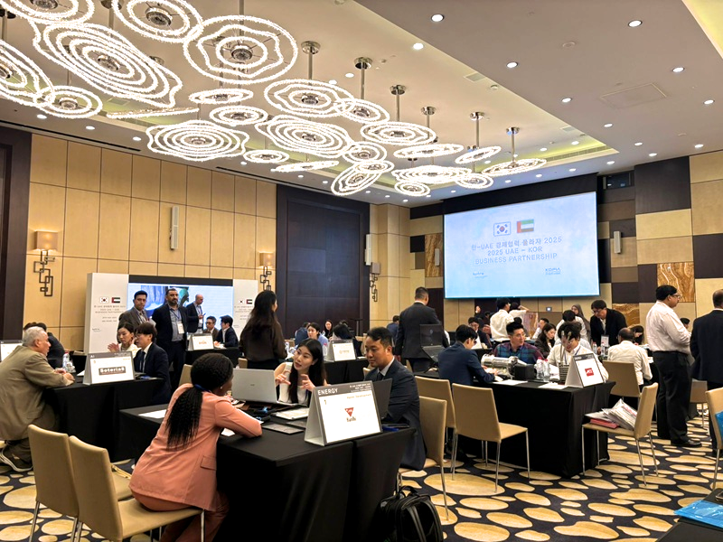 코트라는 20일 UAE 아부다비에서 ‘한-UAE AI·에너지 경제협력 플라자(포럼·상담회)’를 열었다. 우리 기업과 UAE를 비롯한 중동 지역 발주처, 바이어가 거래 논의를 하고 있다.