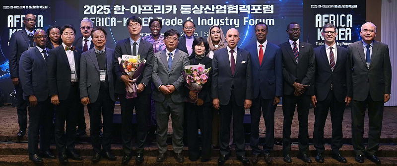 단체 기념 촬영: 김영채 한-아프리카재단 이사장, 샤픽 하샤디(Chafik RACHADI) 주한아프리카대사단장 겸 주한모로코대사 등 아프리카 12개국 대사급 인사