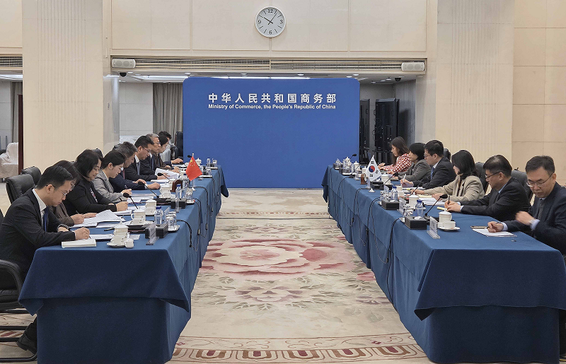 여한구 산업통상부 통상교섭본부장은 2025. 12. 30.(화, 현지시간) 10:00 중국 베이징 상무부에서 리 청강(李成鋼) 중국 상무부 국제무역협상대표(장관급) 겸 부부장을 비롯한 한-중 양국 정부대표단이 참석한 가운데 열린 「한-중 통상장관회의」에 참석하여, 인사말을 한 후 한-중 자유무역협정(FTA) 서비스&middot;투자 후속협상 가속화 방안을 논의하고 한-중 FTA 이행 상황을 점검하였다.