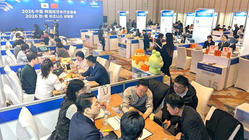 코트라가 6일(현지시간) 중국 베이징 더웨스틴 호텔에서 순방 부대 경제협력 행사를 개최했다. 무역·투자 상담회인 ‘한-중 비즈니스 파트너십’에서 우리 기업 58개사가 중국 파트너와 거래 상담을 하고 있다.