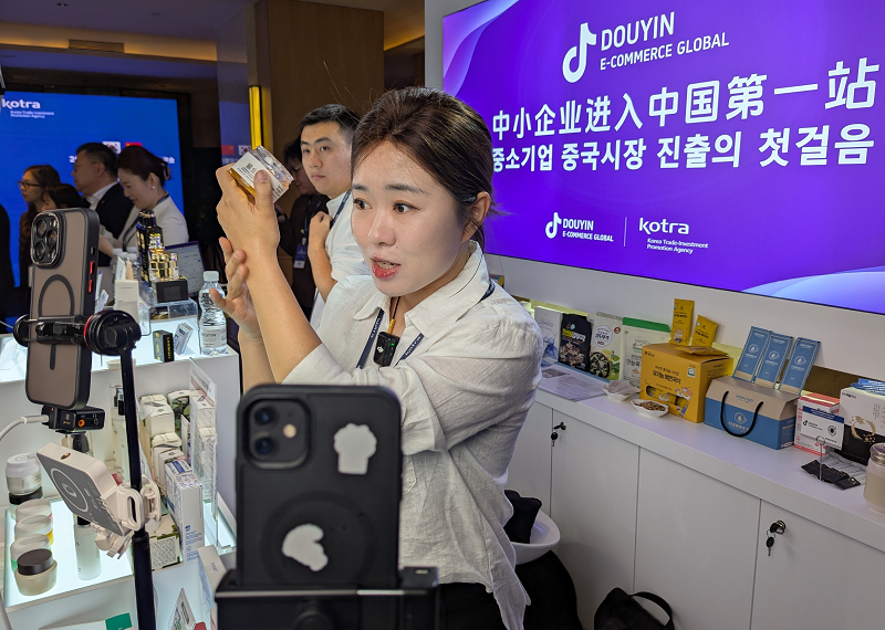 코트라가 6일 중국 베이징 더웨스틴 호텔에서 순방 부대 경제협력 행사를 열었다. 중국 온라인 플랫폼 ‘더우인’과 ‘JD닷컴’이 한국제품 입점 지원에 나섰다. 한국 상품 전문 인플루언서가 현장에서 라이브 커머스를 진행하고 있다.
