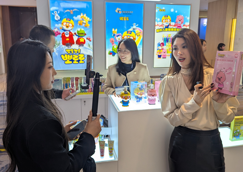 코트라가 6일 중국 베이징 더웨스틴 호텔에서 순방 부대 경제협력 행사를 개최했다. 비즈니스 상담과 동시에 ‘한류 우수상품 쇼케이스’가 열렸다. 온라인 판매 채널을 운영하는 중국 파트너가 한국 캐릭터 상품을 홍보하고 있다.