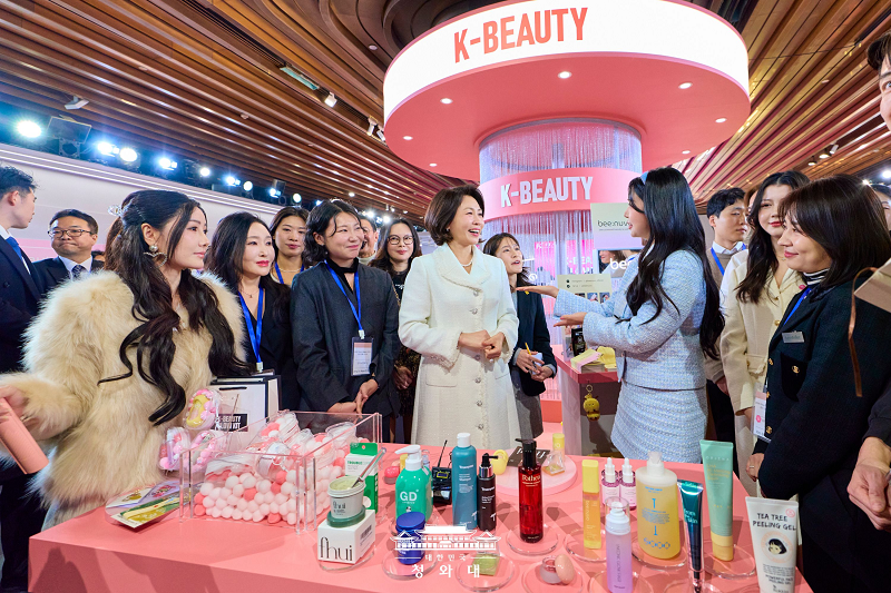 김혜경 여사, 상하이 K-뷰티 글로우 위크 방문