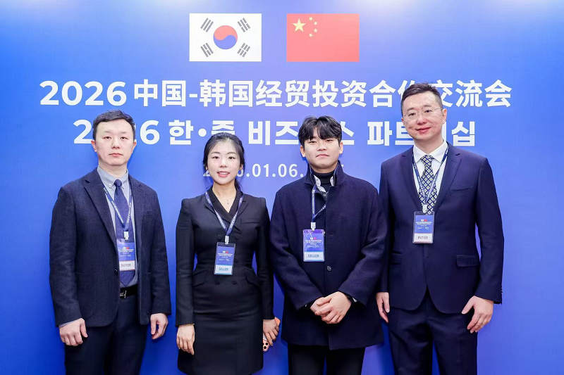 한중 비즈니스 파트너십 배너 앞에서 다스킨팩토리 직원들의 단체 기념 촬영