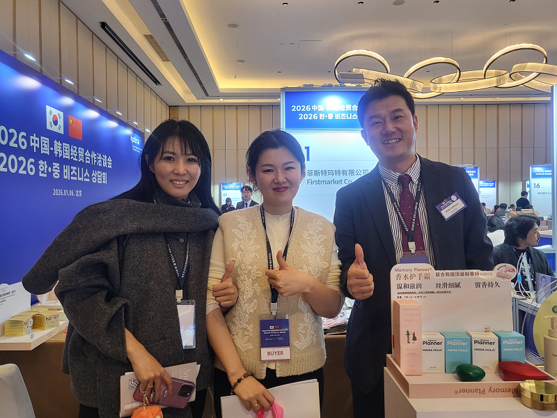 바이어와 기념 촬영