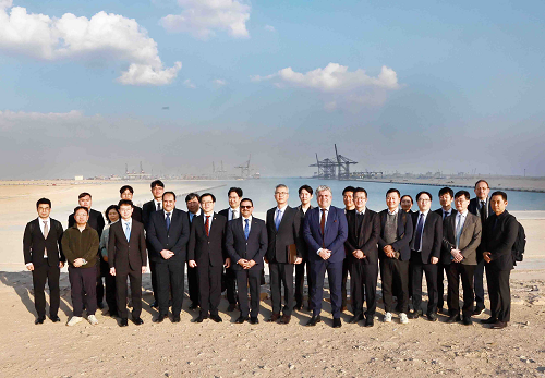 이집트 카이로 수에즈특구 소크나(Sokhna) 산업단지에서 산업통상부 통상교섭본부장, 우리 기업과 코트라, 대외경제정책연구원 등 단체 기념촬영
