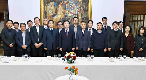 산업통상부 통상교섭본부장, 이집트 카이로 대사관 관저 회의실에서 삼성전자, LG전자, 현대로템, 한화에어로스페이스, 한국항공우주산업, TP(태평양물산), 다나페트롤리엄, 한국수력원자력 등 단체 기념촬영