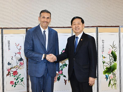 구윤철 부총리, 칼둔 UAE 아부다비 행정청장 겸 무바달라 CEO가 악수하는 모습